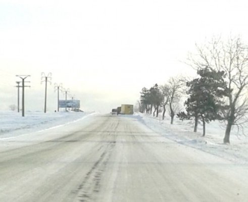 Camion înţepenit în zăpadă, scos cu ajutorul şoferilor care circulau pe DN3
